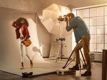 man taking photo of woman in studio-8332-492dc3ed1db579eb24670aa4fea1477f@1x